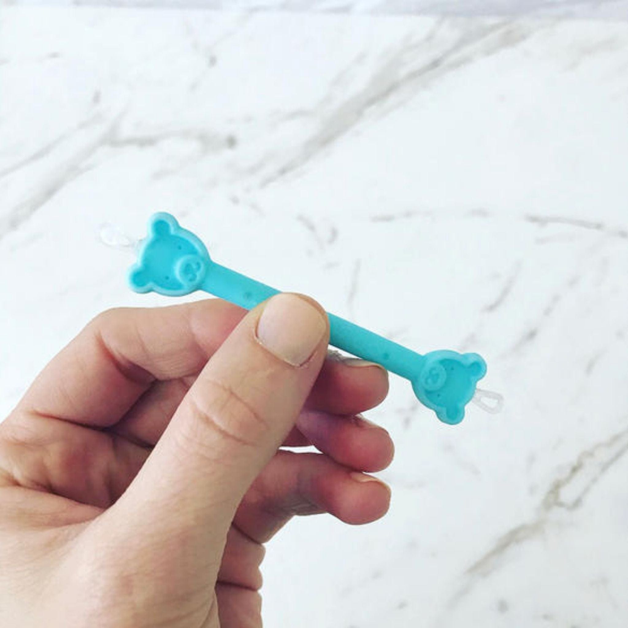https://www.pailrabbit.com/cdn/shop/products/oogiebear-baby-nose-and-ear-cleaner-tool-single-blue-lifestyle_2.jpg?v=1677780478